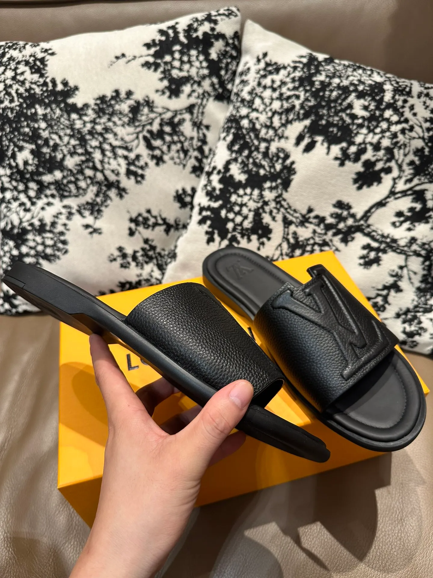 Men's shoes💰360💰 New LV slippers hot sale🩴 Full cowhide surface, cowhide lining, cowhide feet, size 36-46